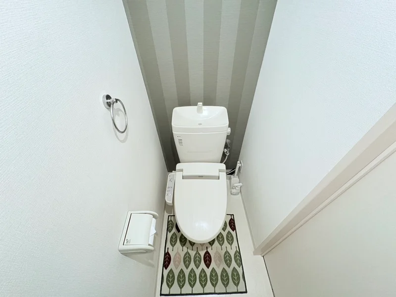 ウォシュレットつきのトイレです。老若男女皆様に安心してご利用いただけますね☆トイレにもトイレ用洗剤とトイレ用ブラシをご用意しておりますので長期ご利用の場合の気になる汚れなどもお掃除して頂けます＾＾