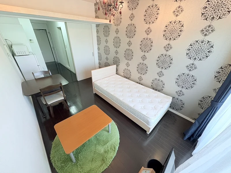 照明や壁紙もお洒落で高級感のあるお部屋となっております。