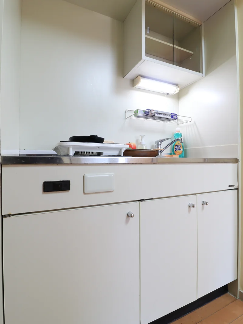 システムキッチン（IH1口）安心してお使い頂けるIH設備！冷蔵庫・電子レンジ・電気ケトル・炊飯器など　家電が充実♪キッチン道具も充実。包丁やまな板・フライパンなどあり！お皿や箸などもあります！！