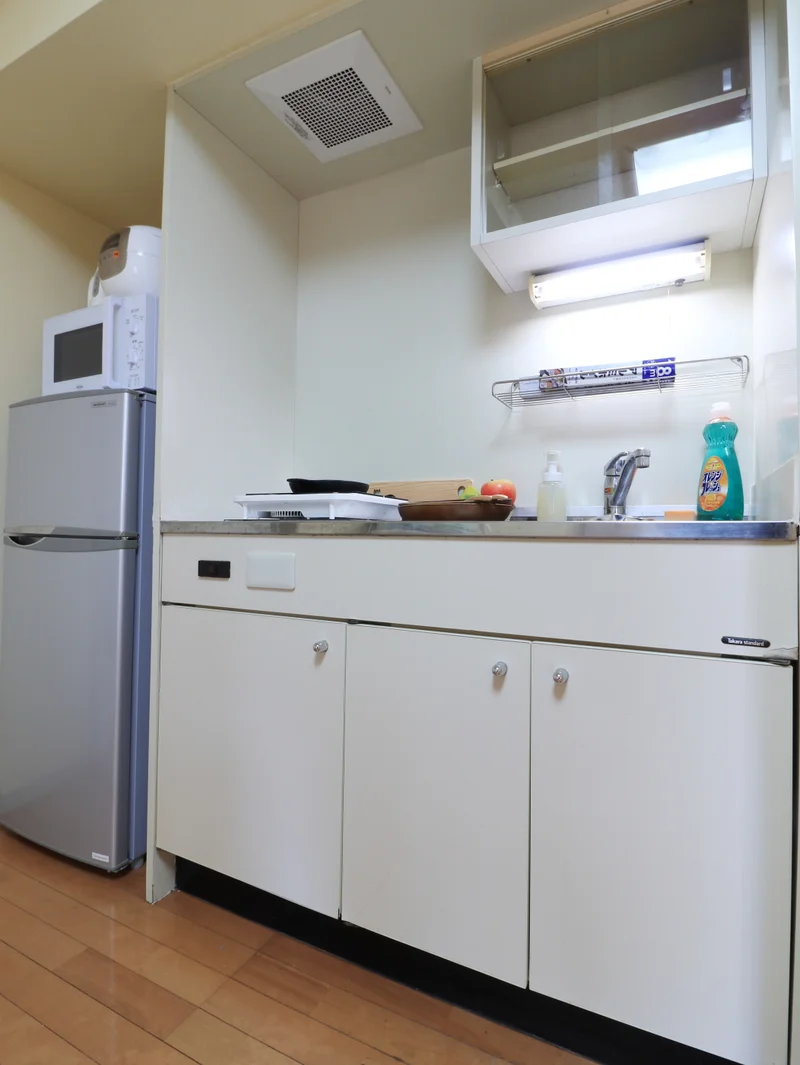 キッチンスペース　一人暮らしには十分な広さで調理していただけます。　冷蔵庫や電子レンジ・電機ケトル等ありでホテルにはない家電類が充実のラインナップ！