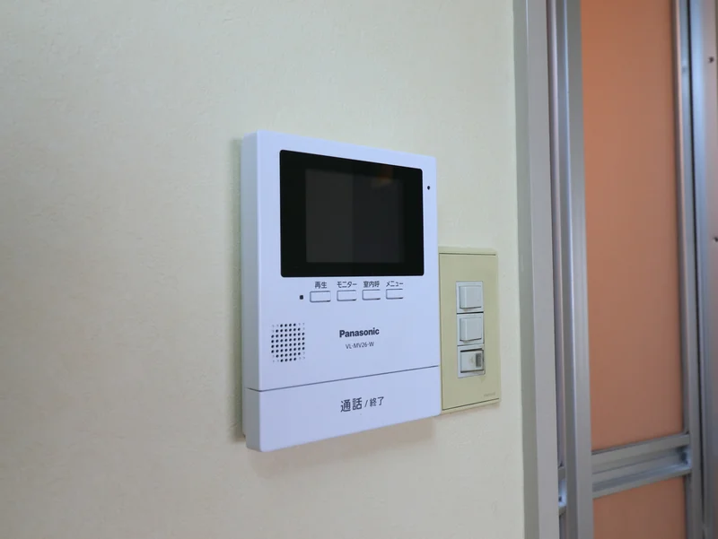 TVドアホン付き！　誰が訪ねてきたか一目瞭然でわかるので　セキュリティ面も考慮されていて女性にも安心の物件！