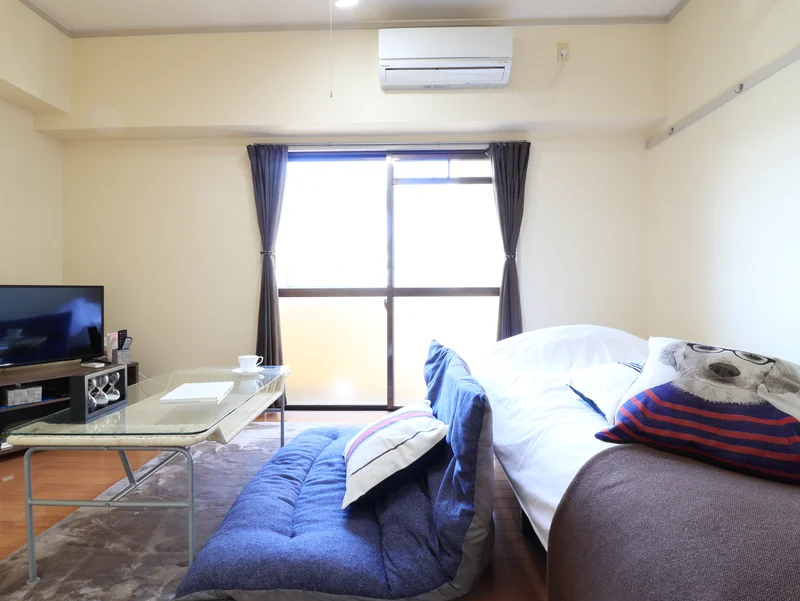 ひろーい洋室に　ソファ付き！32型TVとDVDプレイヤーでゆっくりお過ごしください！お出かけ前には　全身鏡でチェックの上　お出かけを！