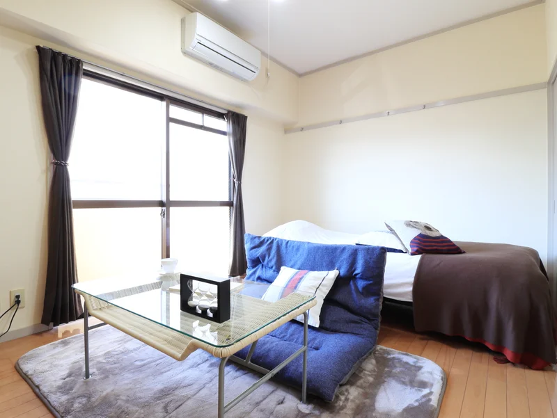 スポットライト照明でおしゃれに　快適な生活が♪エアコン冷房・暖房も季節に合わせて！そして空気清浄機にて空気も快適に！　お部屋は掃除機とコロコロもあり！