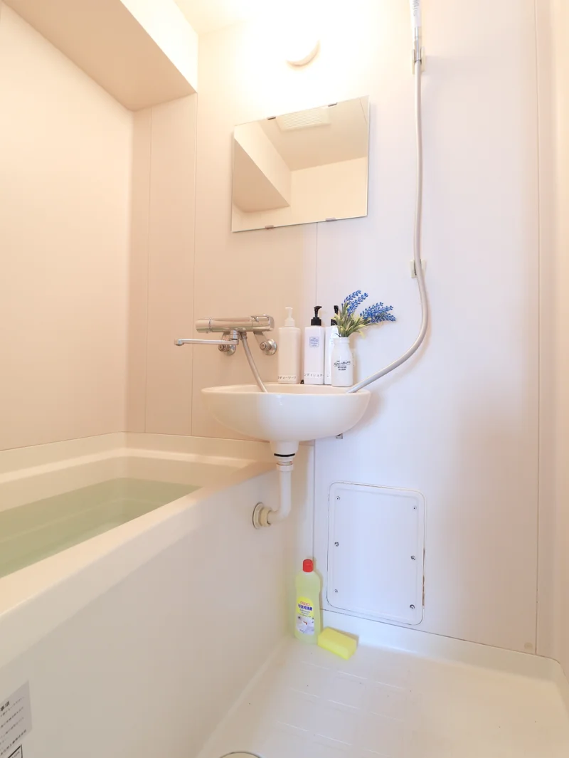 お風呂はユニットでゆったり♪　シャンプー・コンディショナー・ボディーソープで1日の汚れも　綺麗さっぱり！ハンドソープで外出帰りには手を洗って下さい！　お風呂もお風呂洗剤で定期的に綺麗にしてあげてください！