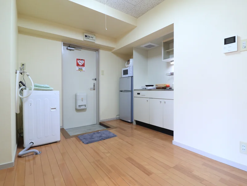 広々とした玄関スペース♪　キッチンにも調理器具や食器類などそろっているので自炊できて　健康面に考慮♪