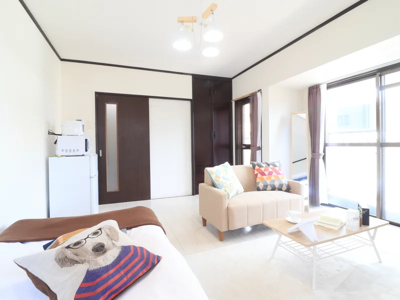 角部屋♪暖かい雰囲気が魅力的な1K！家具家電付きで入居されたその日から自宅のようにくつろいでいただける空間となっております。収納スペースもございますので、ぜひご利用ください(^^♪