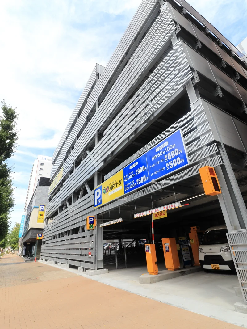 APパーク米町（平日　07:00~19:00　40分100円　最大900円　19:00~07:00　60分100円　最大500円　土日祝　終日60分100円　07:00~19:00　最大800円　19:00~07:00　最大500円）　＊2020年8月現在