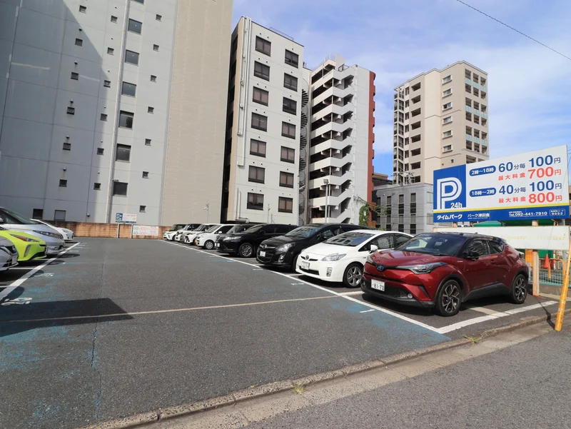 タイムパーク津田倉　（02:00~18:00　60分100円　最大700円　18:00~02:00　40分100円　最大800円）＊2020年8月現在