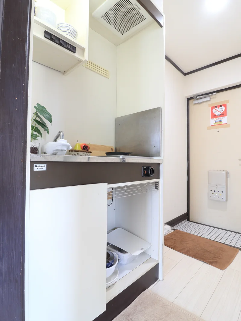 キッチンは電気コンロ♪フライパンや鍋などの調理器具だけでなく、コップやお皿などもご用意しておりますので食材さえご用意いただければ、即日自炊可能です