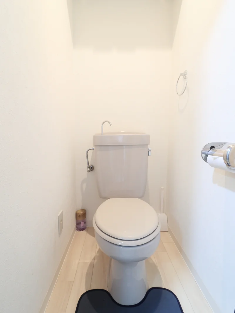 バストイレ別！トイレットペーパーやトイレブラシ等、他では置いてない備品も沢山ございますので短期～長期でお住まいの方にも「あったら助かるものが多い」と大変ご好評いただいております。