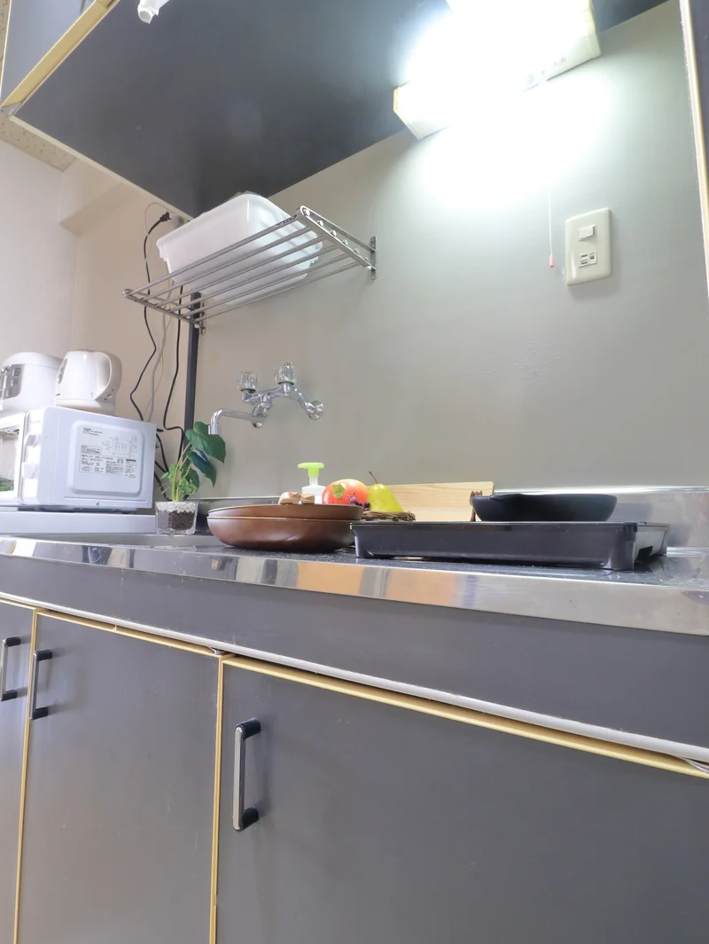 キッチンはお掃除する際に便利なＩＨ♪フライパンや鍋などの調理器具だけでなく、コップやお皿などもご用意しておりますので食材さえご用意いただければ、即日自炊可能です！