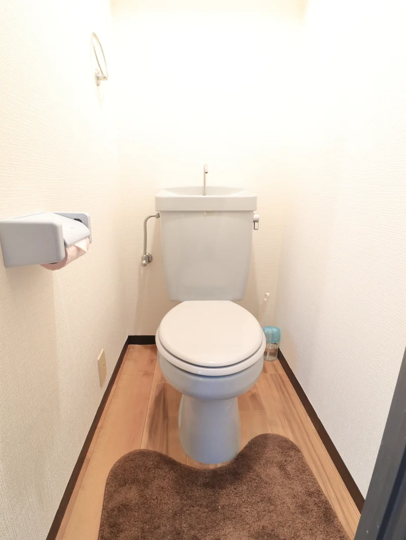 バストイレ別！トイレットペーパーやトイレブラシ等、他では置いてない備品も沢山ございますので短期～長期でお住まいの方にも「あったら助かるものが多い」と大変ご好評いただいております。