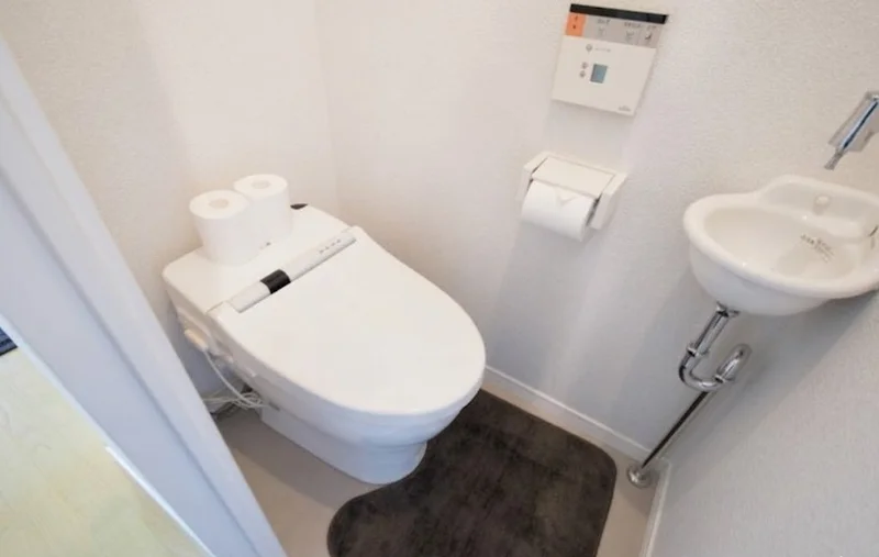 暖房温水便座がございます。また　洗面もあるので　なかなか便利です！　トイレットペーパーはもちろんございますが、定期的に　半長期的に利用されるのなら　掃除道具もあった方が良いですね！　トイレ洗剤とブラシがあるので綺麗にできます！