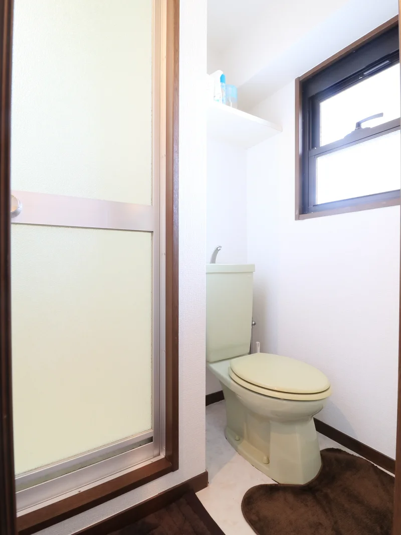 バストイレ別！トイレットペーパーやトイレブラシ等、他では置いてない備品も沢山ございますので短期～長期でお住まいの方にも「あったら助かるものが多い」と大変ご好評いただいております。