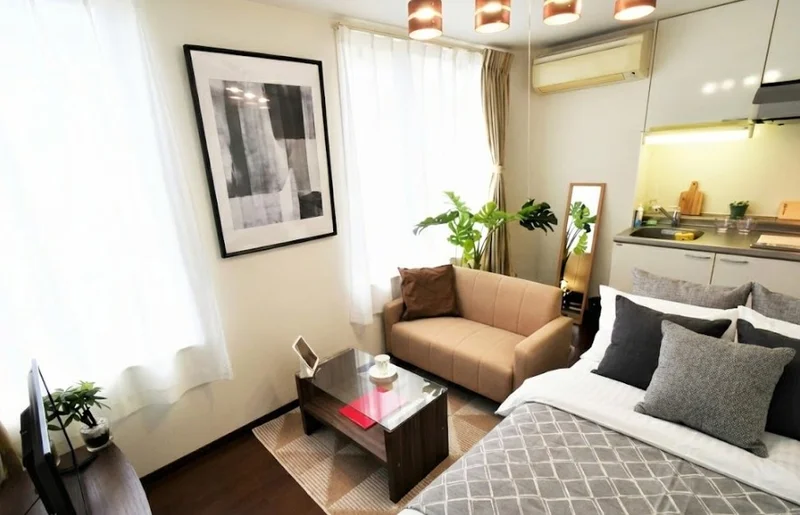 暖かい印象のお部屋です！自宅で暮らすようなゆったりとした空間が魅力的♪出張の方はもちろん、学生さんや観光でいらっしゃる方にもKマンスリーのお部屋は家具・家電・備品の充実度が高いため大変ご好評いただいております。※植木と額とクッションなどの装飾は写真用です。