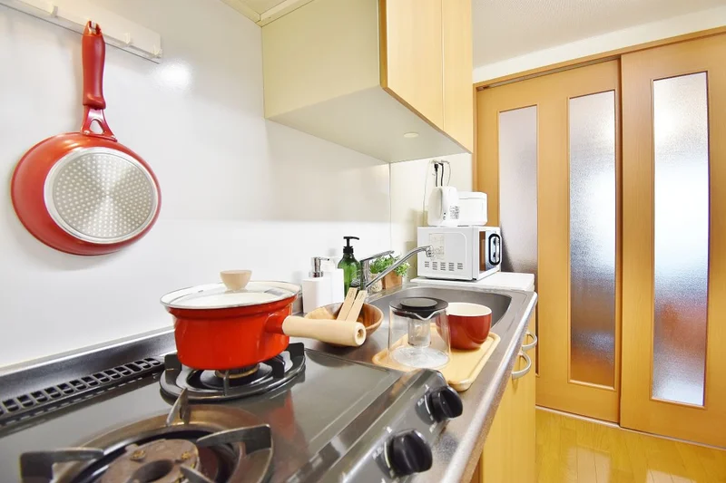 ガスコンロ完備で調理器具等も揃っているので自炊可能です★