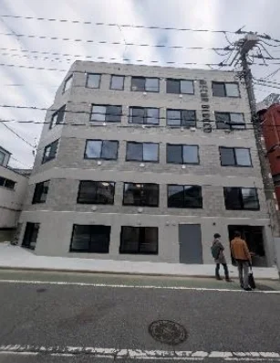 写真はお部屋のイメージです。ラグなどの室内装飾はございません。