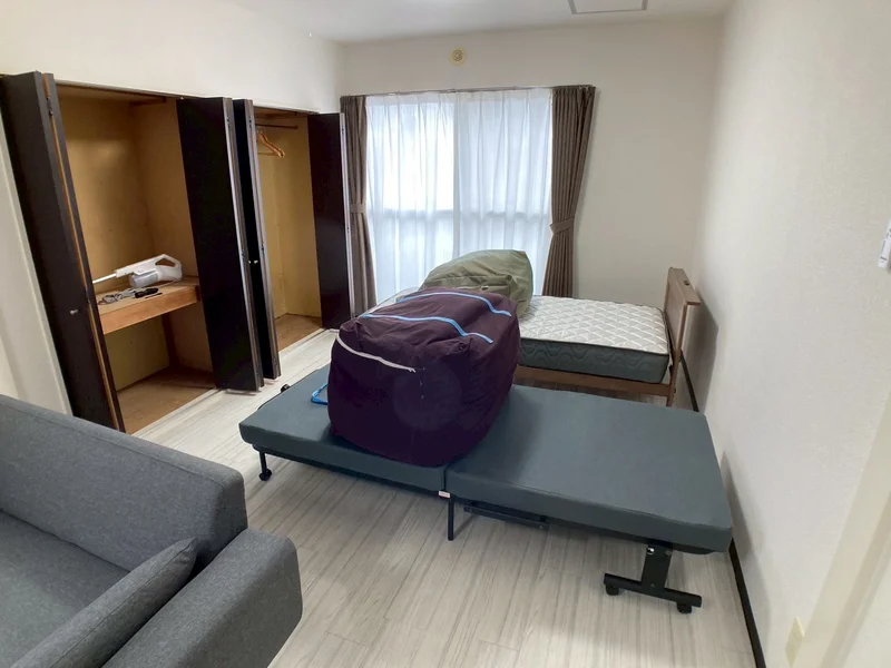 2人入居の場合は折り畳み式ベッドとなります。