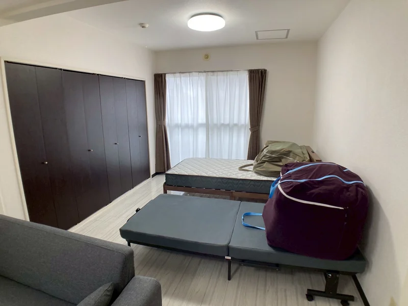 2人入居の場合は折り畳み式ベッドとなります。