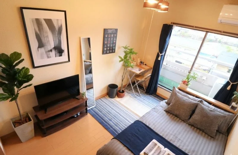 マンスリーでは珍しい喫煙ルーム・愛煙家のためのお部屋です！！家具家電付きで入居されたその日から自宅のようにくつろいでいただける空間となっております。※植木と額とクッションなどの装飾は写真用です。