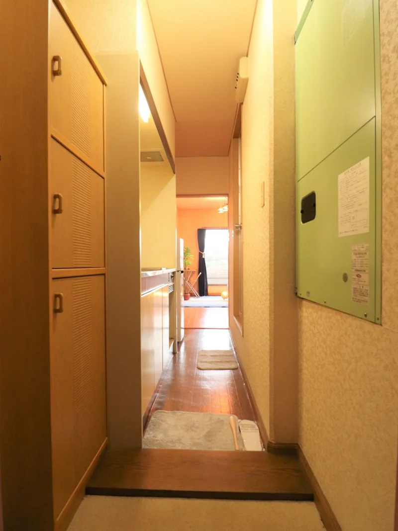 玄関は大き目の棚がございますので、収納面で困ることはなく常に清潔な空間を保っていただけます♪