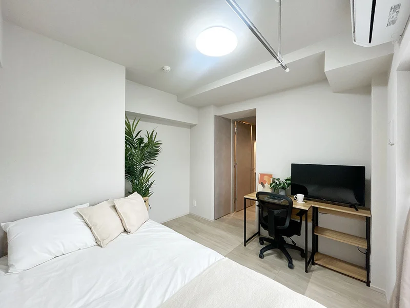 写真はお部屋のイメージです。ラグなどの室内装飾はございません。
