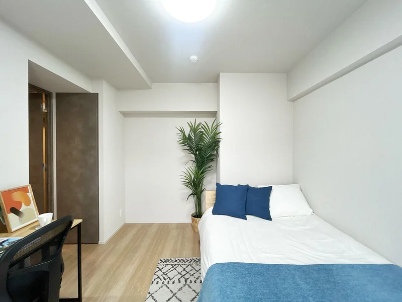 写真はお部屋のイメージです。ラグなどの室内装飾はございません。