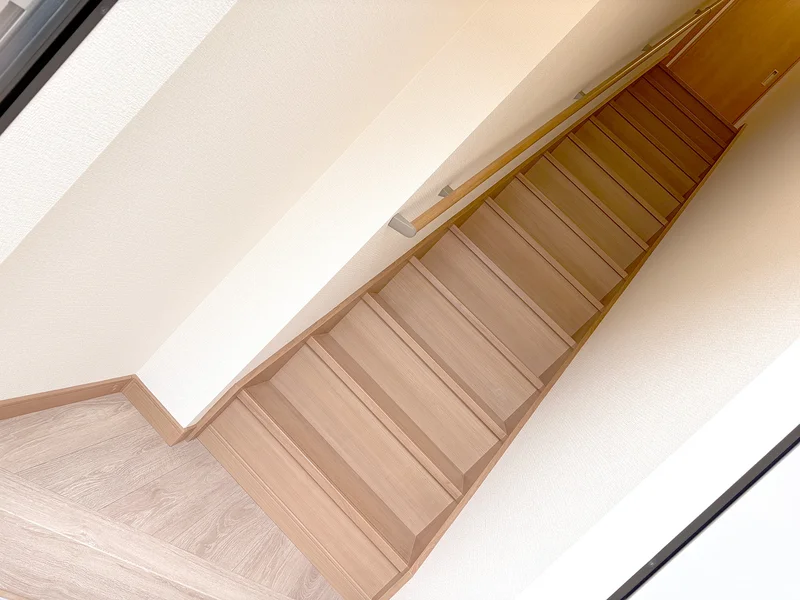 こちらのお部屋は玄関入ってすぐ階段で2階にあがるお部屋です！