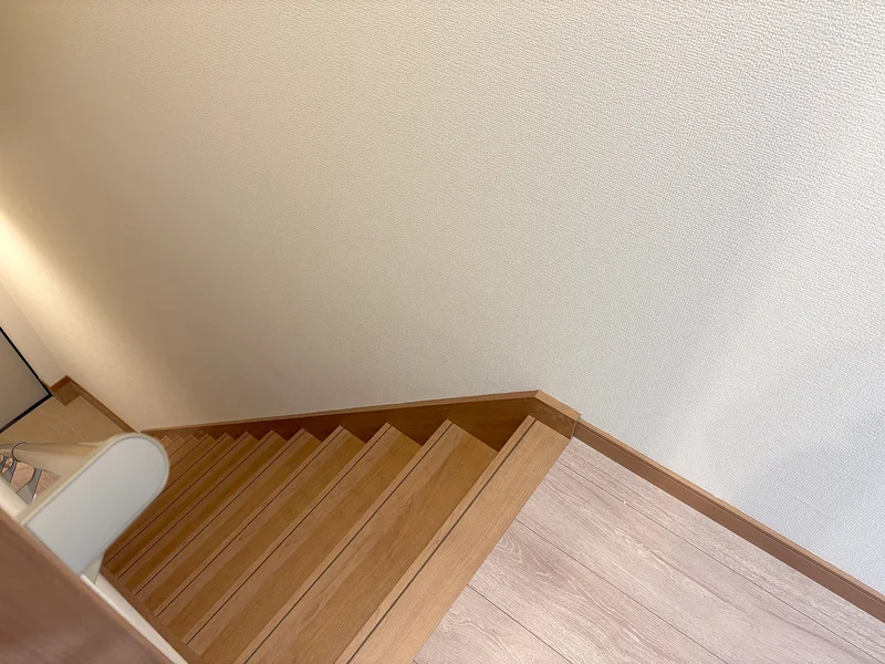 こちらのお部屋は玄関入ってすぐ階段で2階にあがるお部屋です！