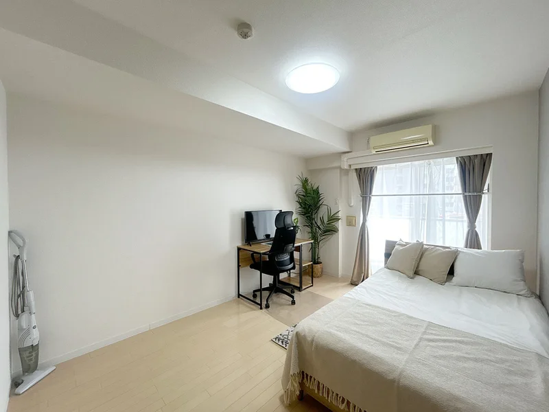 写真はお部屋のイメージです。ラグなどの室内装飾はございません。