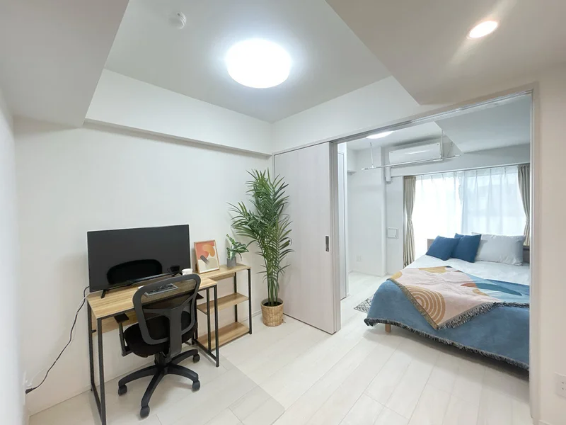 写真はお部屋のイメージです。ラグなどの室内装飾はございません。