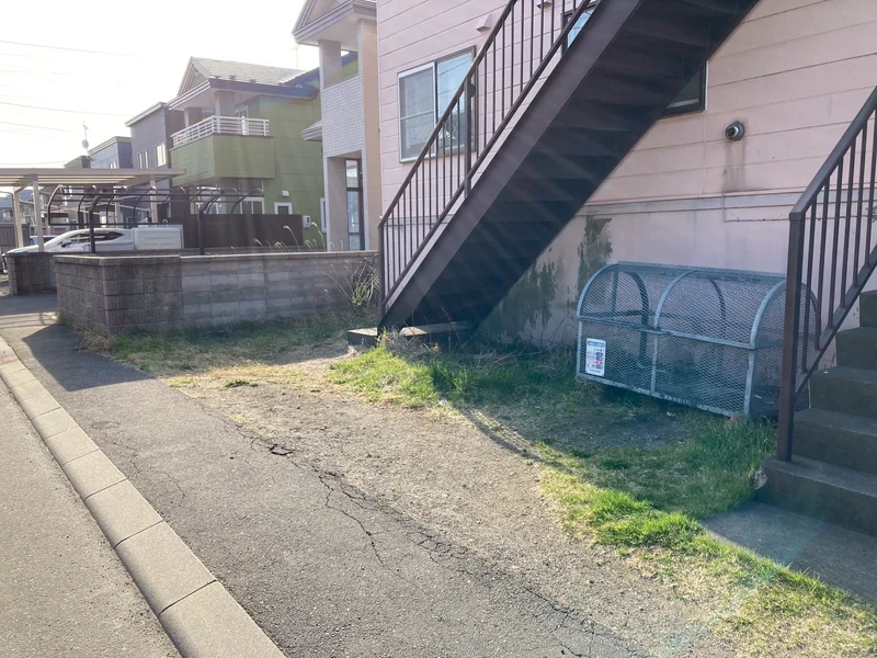 駐車スペース（中間あたりで駐車お願い致します）