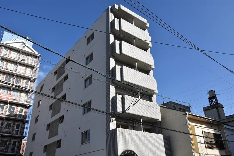 外観(^^♪福山駅へ徒歩6分の場所にあり、周辺にはコンビニや飲食店など生活する際に助かるお店が多数あります♪