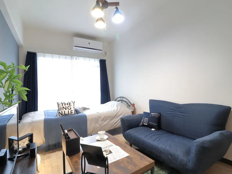 暖かい雰囲気が魅力的な1K！家具家電付きで入居されたその日から自宅のようにくつろいでいただける空間となっております。クローゼットもございますので、ぜひご利用ください(^^♪
