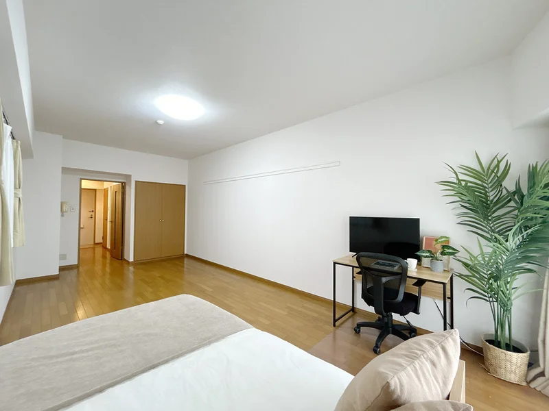 写真はお部屋のイメージです。ラグなどの室内装飾はございません。