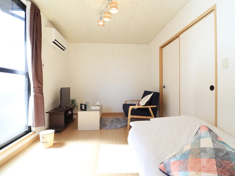 全体的に暖かい雰囲気♪家具家電だけでなく、備品も沢山ご用意しております。シューズＢＯＸもございますので靴を収納いただき、常に清潔な空間を保っていただくことが可能です。