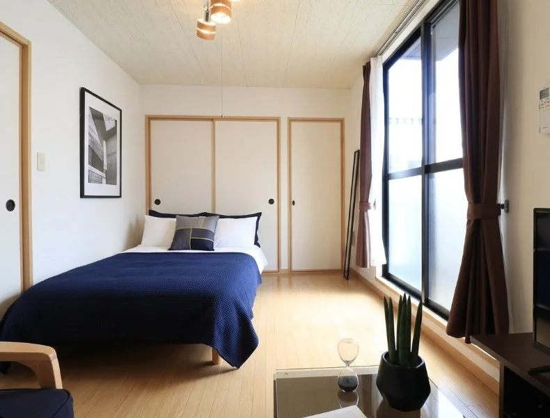 大き目なテレビとソファーがあり、ゆっくり寛げる空間となっております。家具家電だけでなく、ティッシュやリセッシュ等もご用意させてもらっているので非常にご満足度高くご利用いただいております！※植木と額とクッションなどの装飾は写真用です。