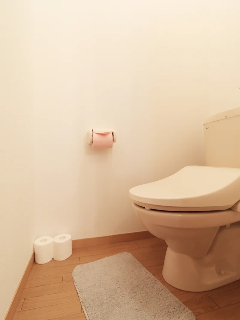 バストイレ別！嬉しいウォシュレット付き！トイレットペーパーやトイレブラシ等、他では置いてない備品も沢山ございますので短期～長期でお住まいの方にも「あったら助かるものが多い」と大変ご好評いただいております。