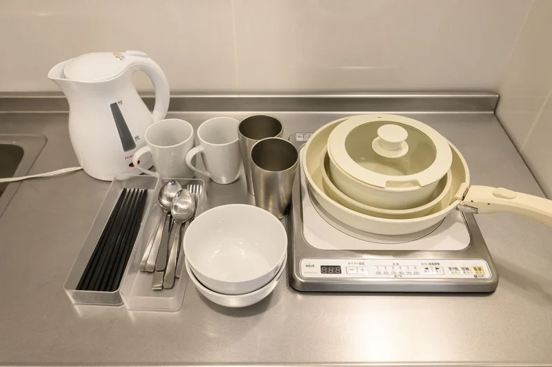キッチンには、調理器具やカトラリーをご用意しております。
