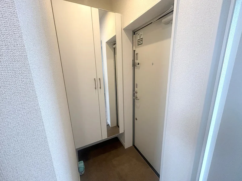 玄関には姿見も