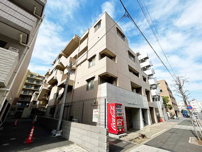 写真はお部屋のイメージです。ラグなどの室内装飾はございません。