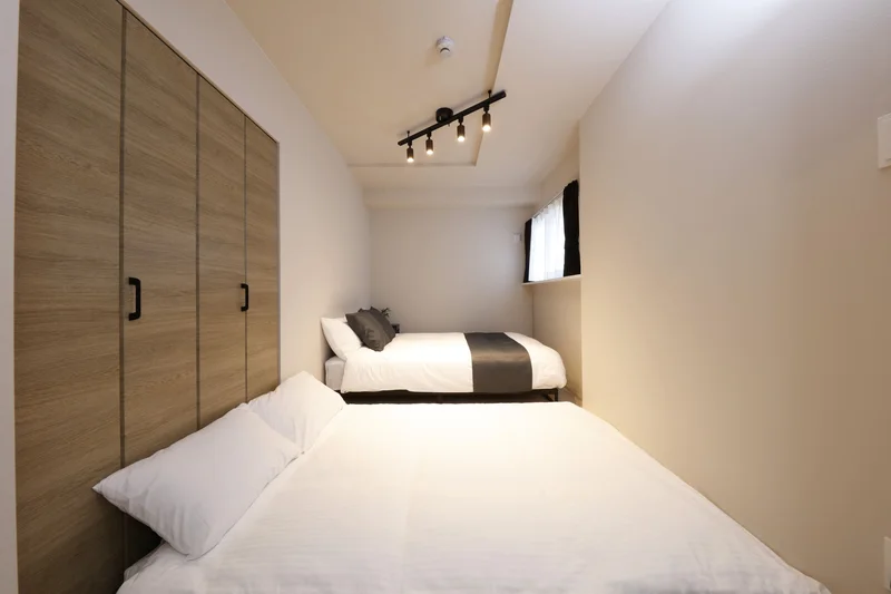 布団を敷いて4名様のお部屋に。