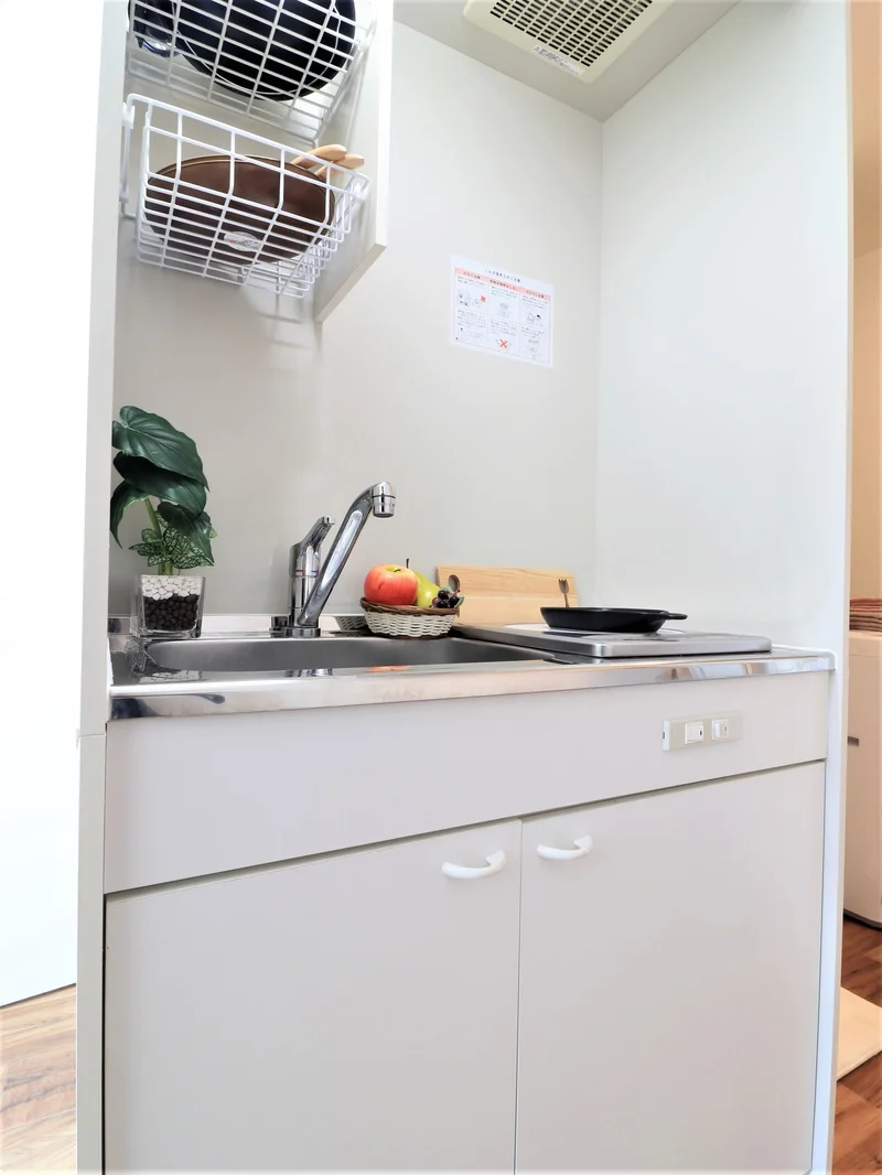 キッチンはお掃除する際に便利なＩＨ♪フライパンや鍋などの調理器具だけでなく、コップやお皿などもご用意しておりますので食材さえご用意いただければ、即日自炊可能です！