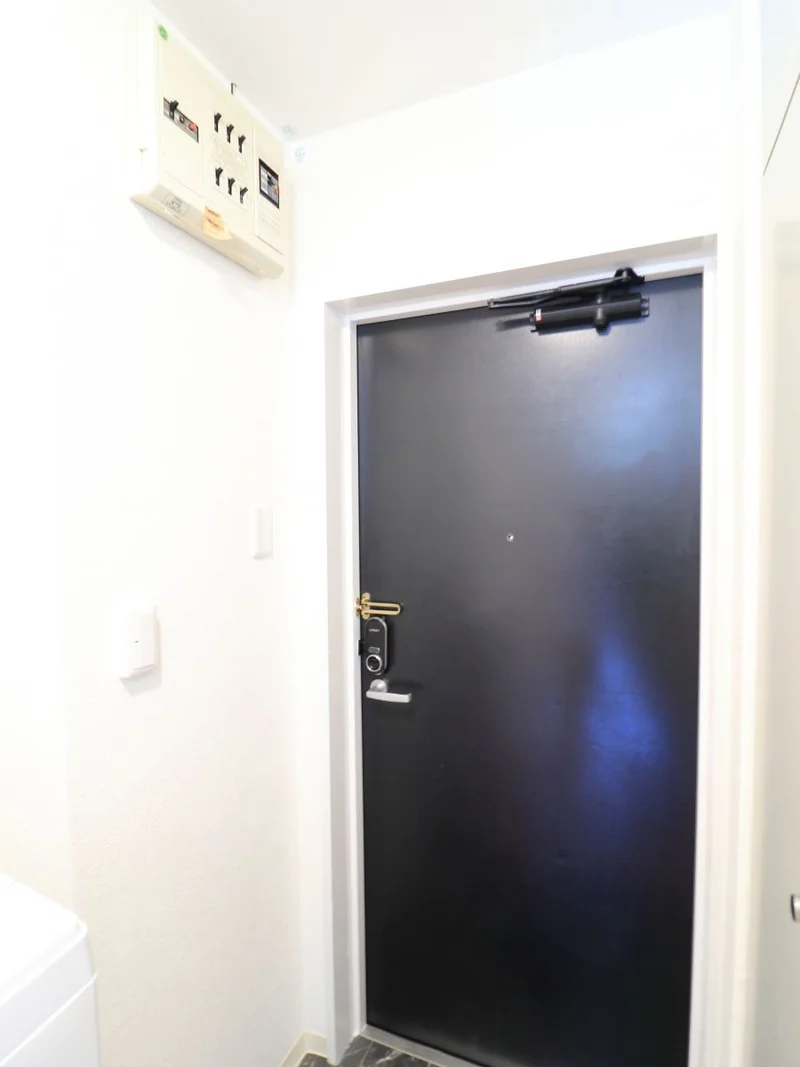 ブレーカー位置は玄関上部になります