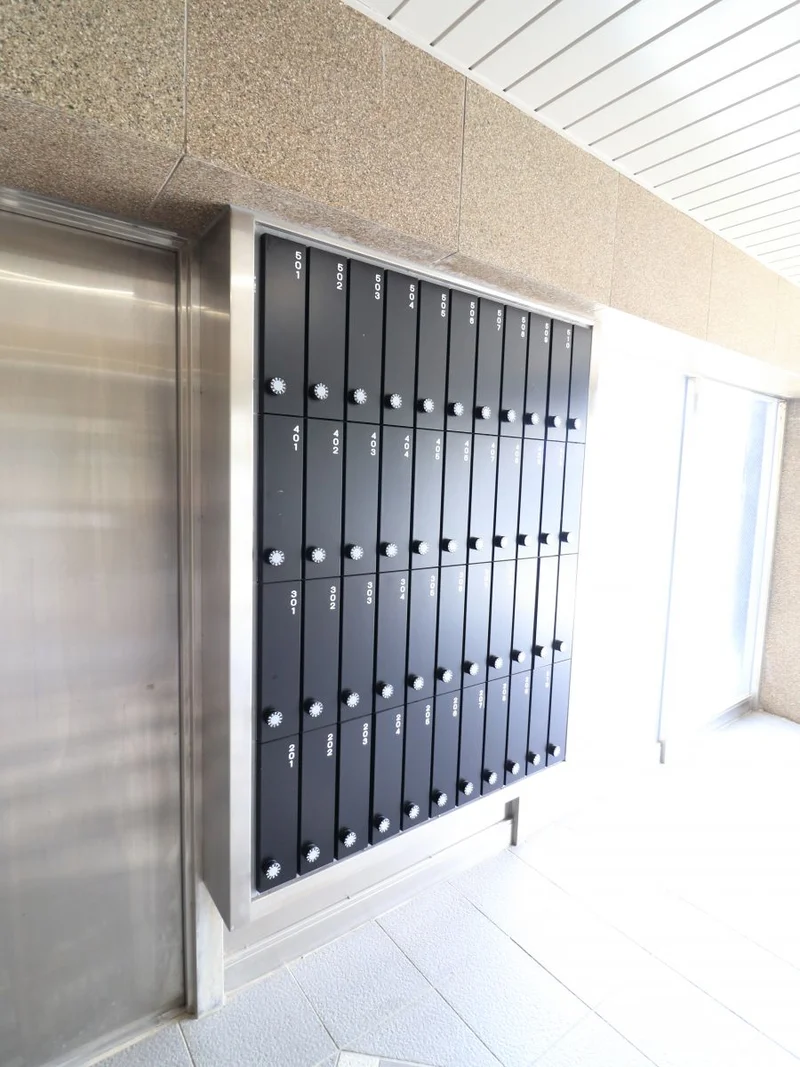 集合ポスト。オートロックを開錠して、建物内エントランスからポストを開けることが出来ます。