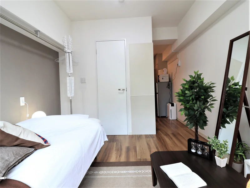 白を基調とした清潔感あふれる玄関(^^♪靴ベラやスリッパもご用意しておりますのでご利用ください！