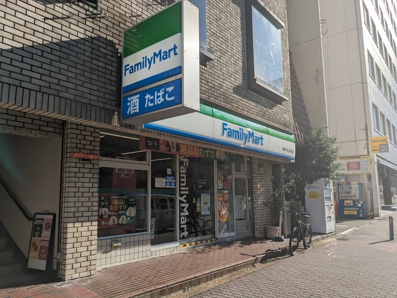 ファミリーマートまで徒歩2分♪