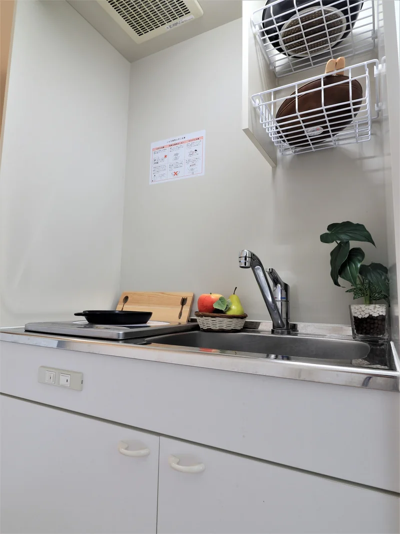 キッチンはお掃除する際に便利なＩＨ♪フライパンや鍋などの調理器具だけでなく、コップやお皿などもご用意しておりますので食材さえご用意いただければ、即日自炊可能です！