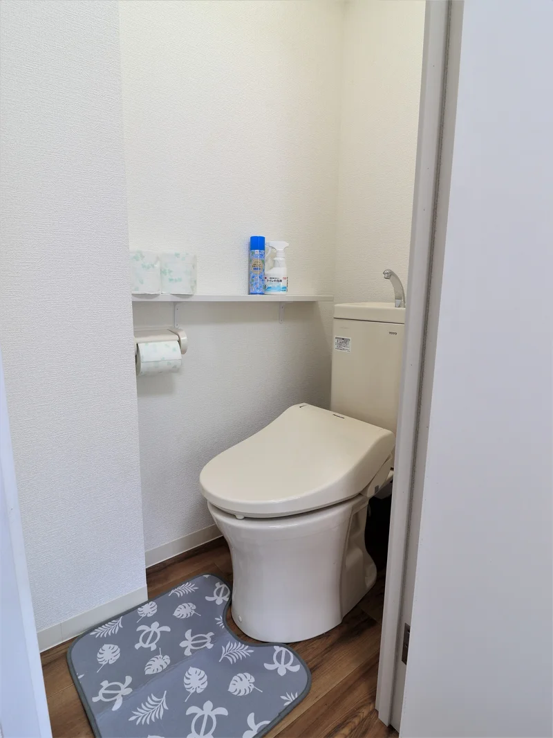 バストイレ別！ウォシュレット付き♪トイレットペーパーやトイレブラシ等、他では置いてない備品も沢山ございますので短期～長期でお住まいの方にも「あったら助かるものが多い」と大変ご好評いただいております。
