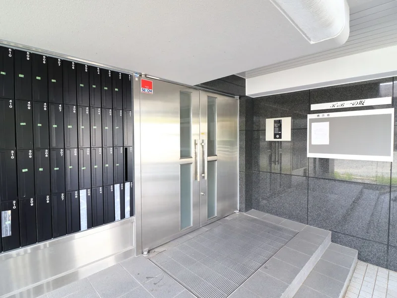 建物入口オートロックで、セキュリティも万全。女性のお客様にも安心してご利用いただいております。